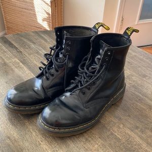 Mens black Dr. Martens boots. Lace up. 8 hole.